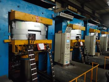 1000吨大型工程胎硫化机